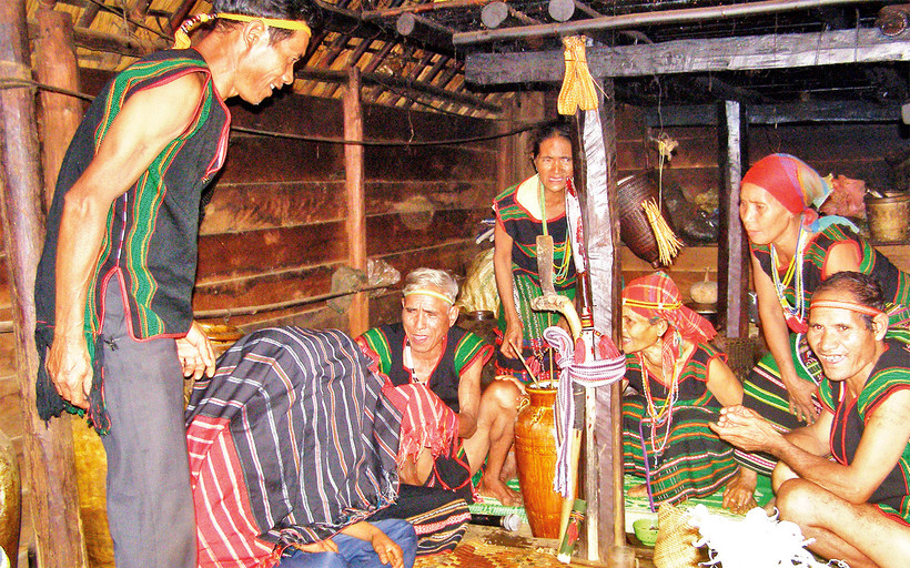 Già làng và bà mối trùm chăn cho đôi vợ chồng trẻ, một nghi thức trong lễ cưới của người M’nông.