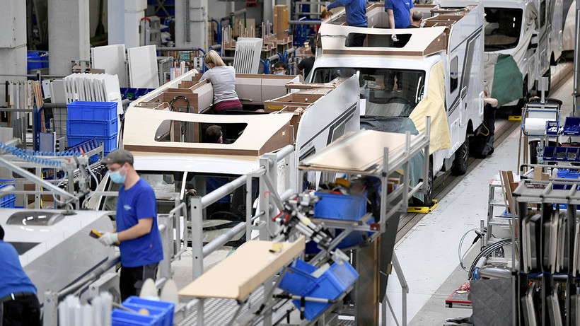 Công nhân làm việc tại một nhà máy ở gần Passau, Ðức. (Ảnh REUTERS)