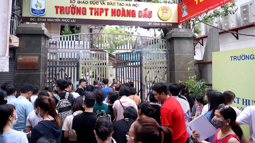 Cha mẹ học sinh xếp hàng nộp hồ sơ cho con vào Trường THPT Hoàng Cầu (Hà Nội). (Ảnh NGỌC CHÂU)