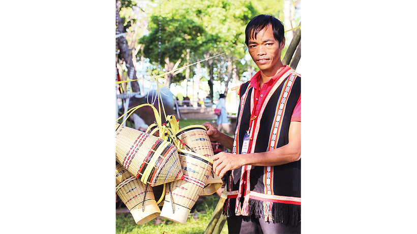 Với mẫu mã, hình thức phong phú, các sản phẩm gùi được du khách ưa chuộng. 