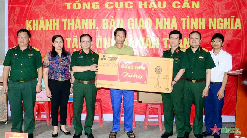 Ðại diện Tổng cục Hậu cần trao nhà tình nghĩa tặng gia đình chính sách tại xã Quảng Vinh, huyện Trùng Khánh, tỉnh Cao Bằng. (Ảnh ÐỨC TUẤN)
