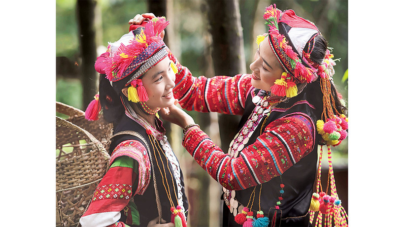 Phụ nữ La Hủ duyên dáng, sặc sỡ trong trang phục truyền thống.