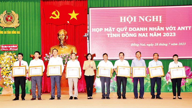 Lãnh đạo tỉnh Ðồng Nai tặng Bằng khen cho các doanh nghiệp có nhiều đóng góp cho Quỹ Doanh nhân với an ninh trật tự tỉnh Ðồng Nai. 