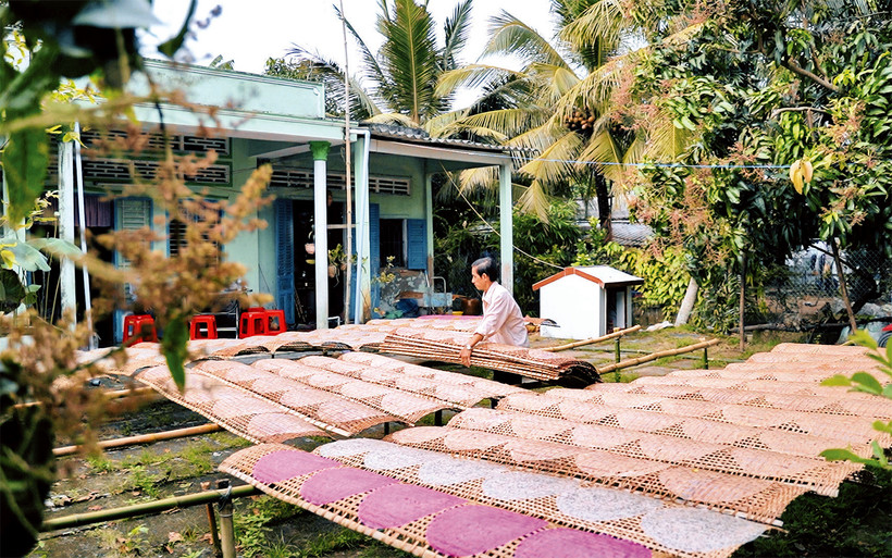 Làng nghề bánh tráng ở cù lao Mây. (Ảnh Lý Long)