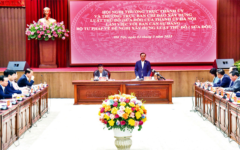 Hội nghị giữa Thường trực Thành ủy và Thường trực Ban Chỉ đạo xây dựng Luật Thủ đô (sửa đổi) với Ban cán sự đảng Bộ Tư pháp về đề nghị xây dựng Luật Thủ đô (sửa đổi). (Ảnh DUY LINH)