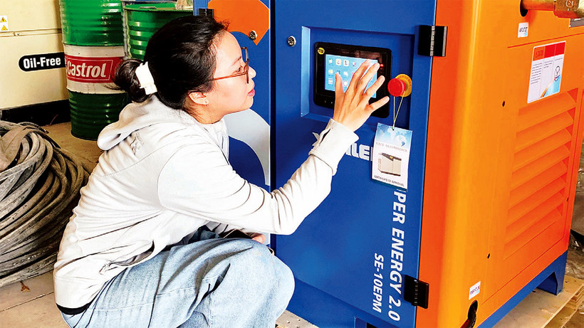 Một kỹ sư vận hành để kiểm tra mức độ tiêu hao điện của một máy nén khí công nghiệp. (Ảnh CTV)