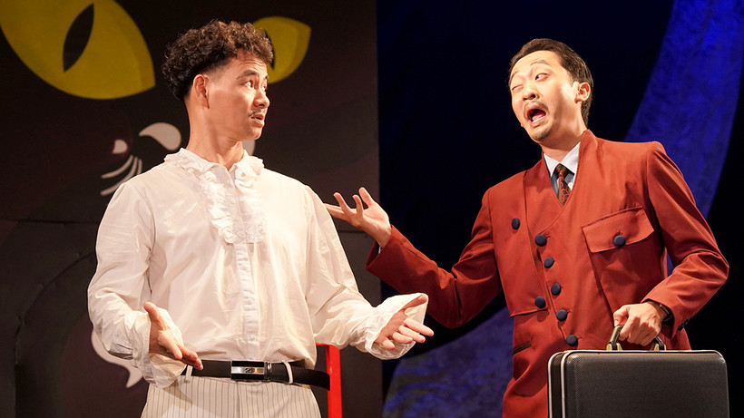 Cảnh trong vở hài kịch Quan thanh tra của Nhà hát Kịch Việt Nam.