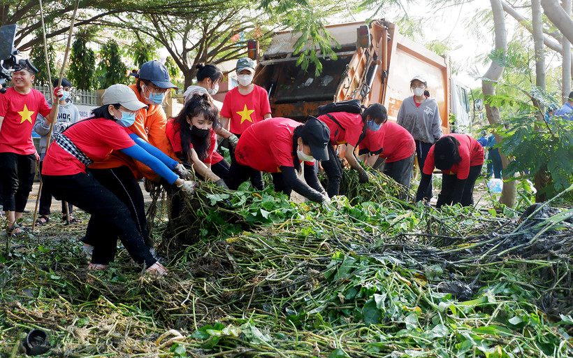 Ðoàn viên, thanh niên TP Hồ Chí Minh tham gia vệ sinh tuyến kênh Rạch Lăng 2.