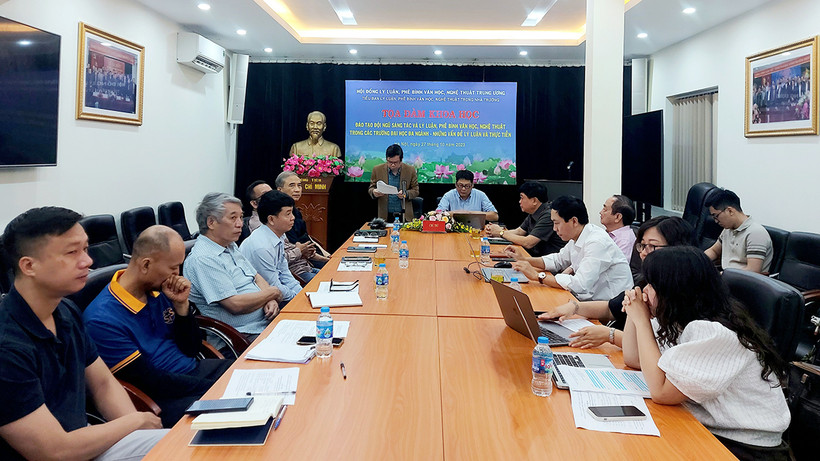 Các đại biểu tham dự tọa đàm về đào tạo đội ngũ sáng tác, lý luận, phê bình văn học-nghệ thuật trong các trường đại học đa ngành.