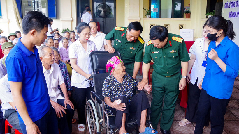 Ðại diện Cục Hậu cần Quân khu 4 thăm hỏi người dân đến khám bệnh ở xã Diễn Nguyên, huyện Diễn Châu (Nghệ An).