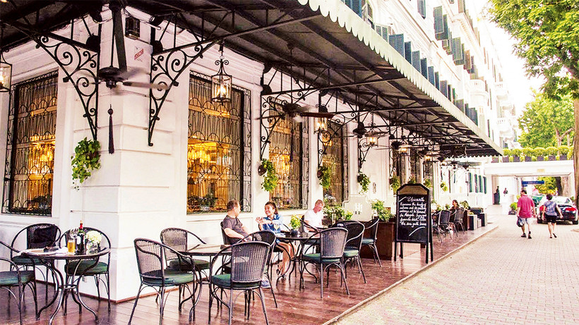 Khu vỉa hè góc phố Lê Phụng Hiểu-Ngô Quyền được cho thuê làm địa điểm kinh doanh cà-phe, ăn uống. (Ảnh Hà Thu)