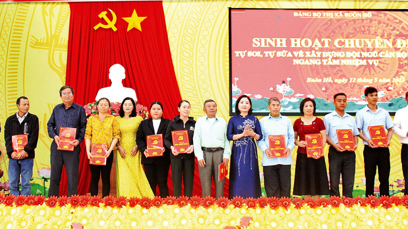 Lãnh đạo Thị ủy Buôn Hồ trao “Sổ tiết kiệm Búa liềm vàng” tặng đảng viên có hoàn cảnh khó khăn. (Ảnh Thị ủy Buôn Hồ)