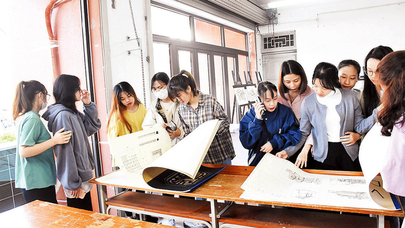 Sinh viên Trường đại học Kiến trúc Ðà Nẵng tìm hiểu về văn hóa biển miền trung qua hệ thống các làng chài ven biển.