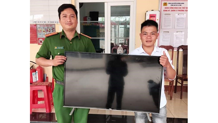 Thiếu tá Phạm Anh Khoa trao trả tài sản bị kẻ gian lấy cắp cho người dân.
