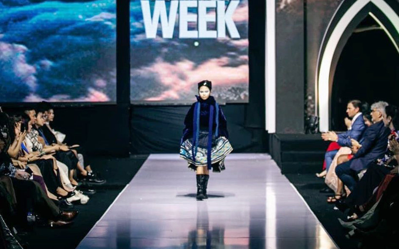 Trình diễn bộ sưu tập "Ký gửi người H'Mông vào tương lai". (Ảnh VŨ VIỆT HÀ)