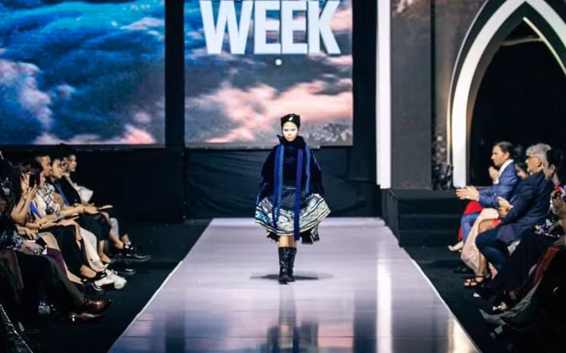 Trình diễn bộ sưu tập "Ký gửi người H'Mông vào tương lai". (Ảnh VŨ VIỆT HÀ)