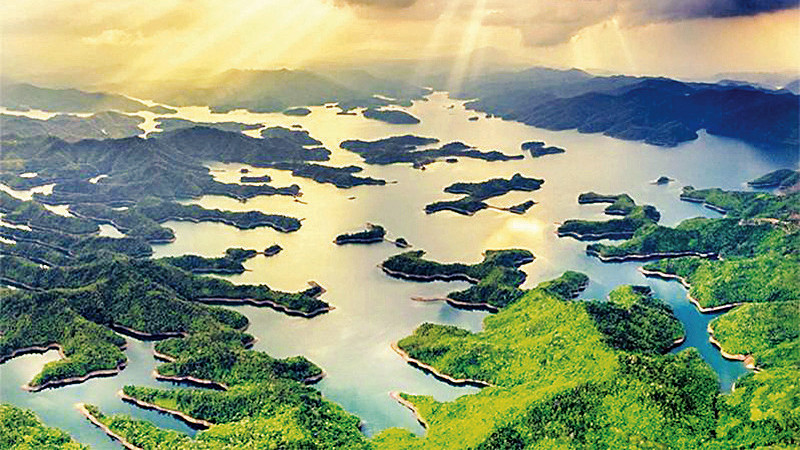 Hồ Tà Ðùng, điểm nhấn của vườn quốc gia đang được định hướng trở thành khu du lịch trọng điểm. 