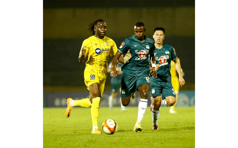 Sông Lam Nghệ An (áo vàng) có chiến thắng đầu tiên khi đánh bại Hoàng Anh Gia Lai 3-1. (Ảnh HAGL)