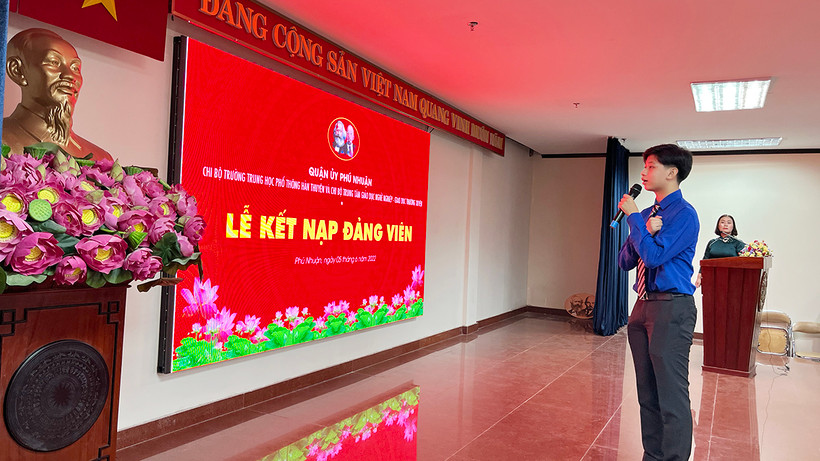 Ðồng chí Trần Ðức Anh tuyên thệ trong lễ kết nạp đảng viên do Quận ủy Phú Nhuận (Thành phố Hồ Chí Minh) tổ chức. (Ảnh MẠNH HẢO)