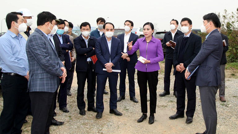 Bí thư Tỉnh ủy Hoàng Thị Thúy Lan kiểm tra các dự án giao thông trọng điểm.