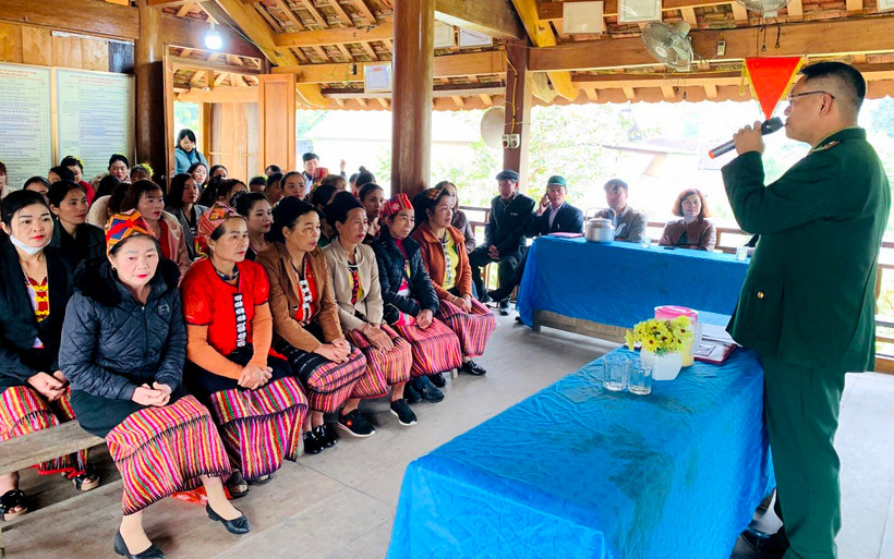 Bộ đội Biên phòng Nghệ An tuyên truyền pháp luật cho đồng bào khu vực giáp biên giới.