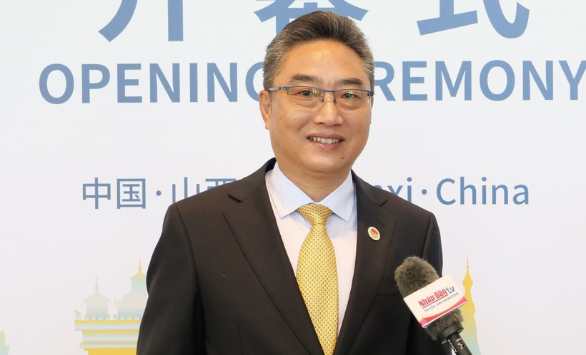Ông Sử Trung Tuấn, Tổng Thư ký Trung tâm ASEAN-Trung Quốc trả lời phỏng vấn của phóng viên Báo Nhân Dân thường trú tại Trung Quốc.