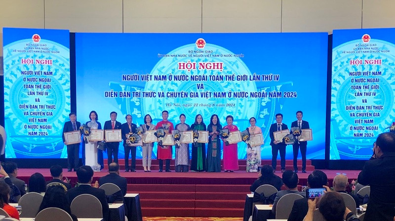 Các tập thể, cá nhân được tặng thưởng vì có đóng góp quan trọng trong công tác người Việt Nam ở nước ngoài.