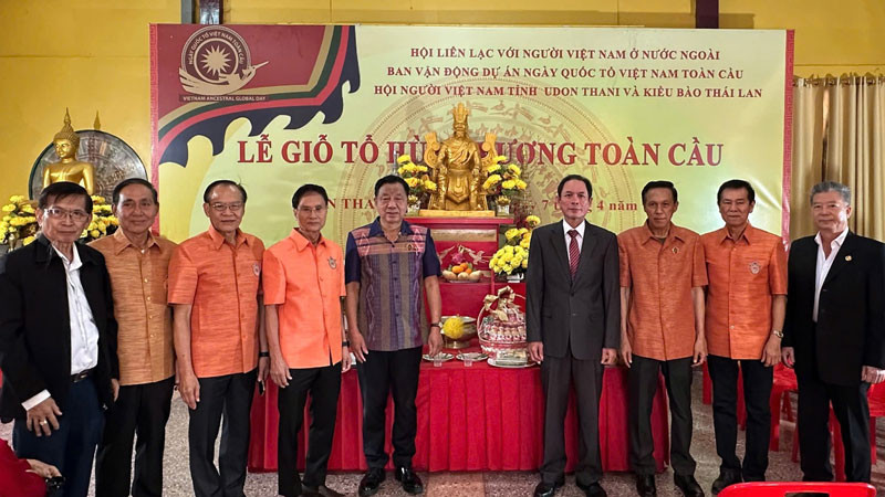 Các đại biểu tham dự Lễ Giỗ Tổ Hùng Vương ngày 6/4 tại Udon Thani. (Ảnh: CTV)