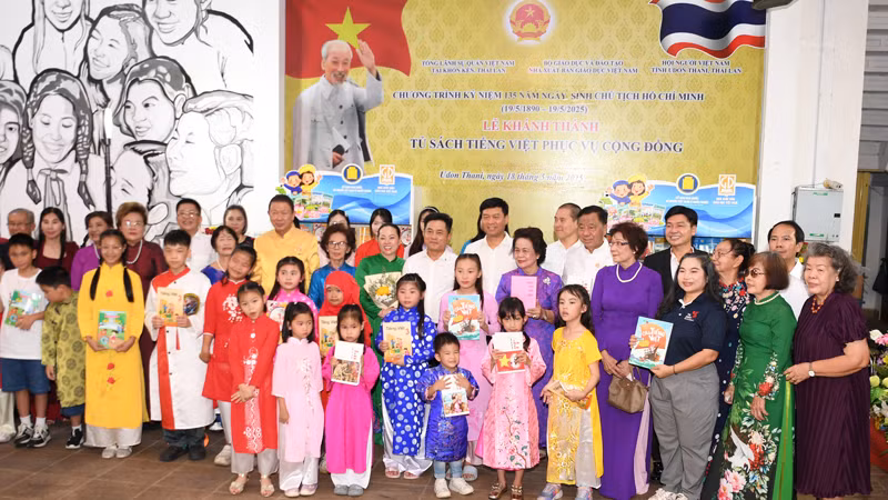 Các đại biểu cùng giáo viên, học sinh của Trường tiếng Việt tiểu học Khánh An.