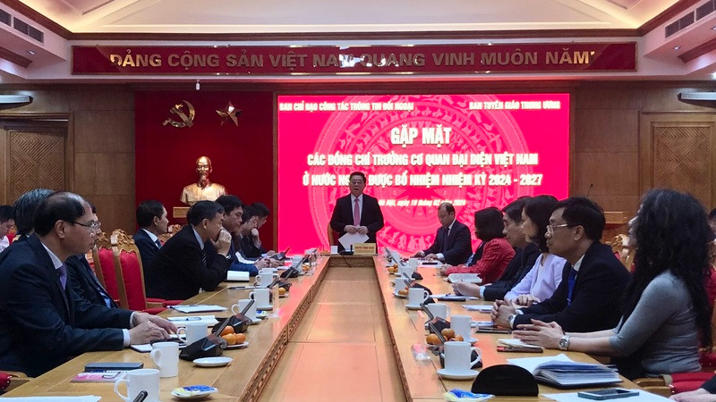 Đồng chí Nguyễn Trọng Nghĩa phát biểu tại cuộc gặp mặt đoàn trưởng cơ quan đại diện Việt Nam ở nước ngoài.