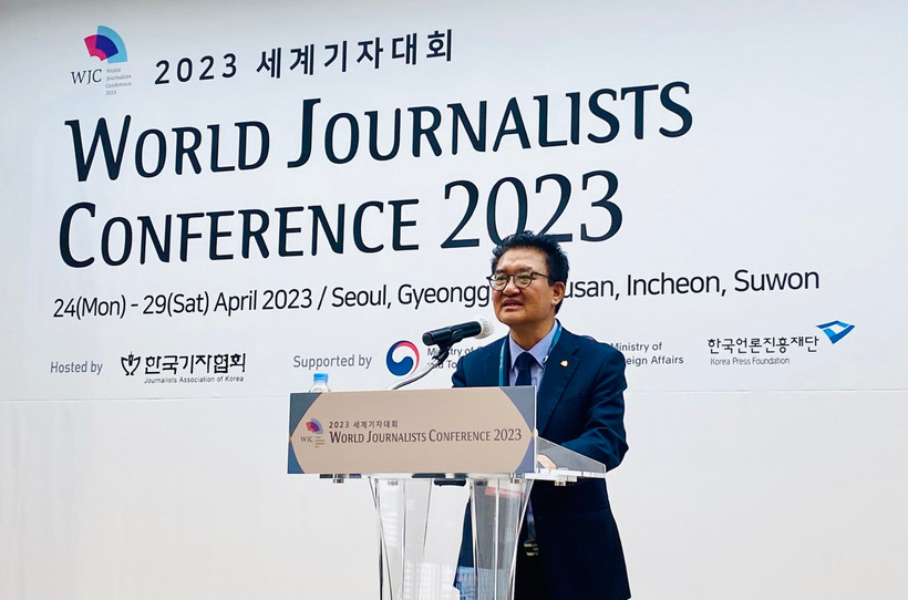 Chủ tịch Hiệp hội Nhà báo Hàn Quốc Kim Dong Hoon phát biểu khai mạc Hội nghị.