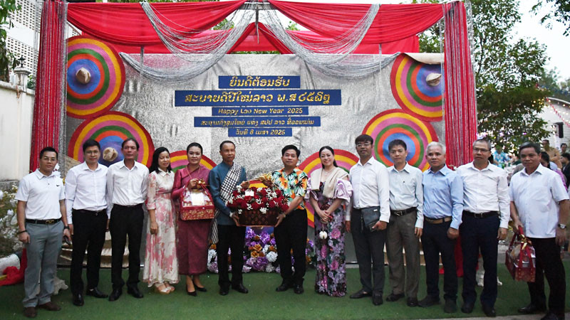 Tổng lãnh sự Đinh Hoàng Linh trao lẵng hoa tặng Tổng lãnh sự Somsack Vilaythone.