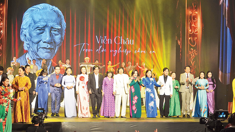 Các nghệ sĩ biểu diễn trong đêm nghệ thuật tri ân soạn giả Viễn Châu.