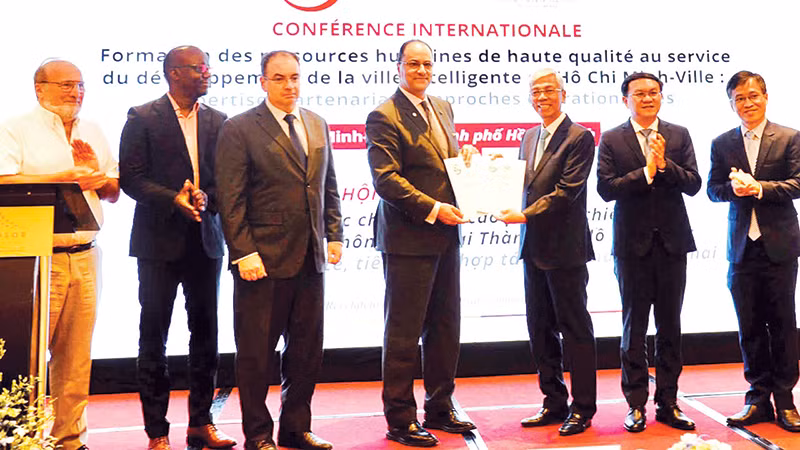 Lãnh đạo Ủy ban nhân dân Thành phố Hồ Chí Minh nhận báo cáo tư vấn của các chuyên gia về dự án "Hỗ trợ củng cố chiến lược phát triển đô thị thông minh tại Thành phố Hồ Chí Minh". (Ảnh PA)