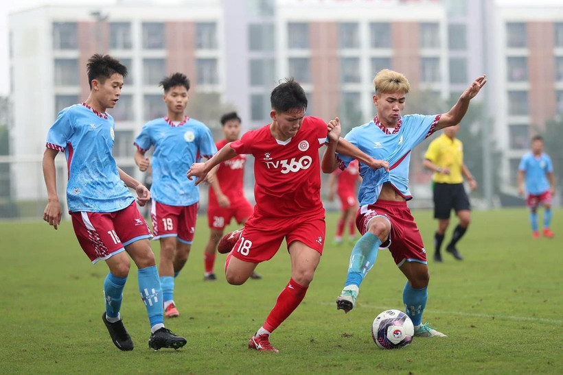Trung tâm bóng đá Đào Hà (áo xanh) thua Thể Công với tỷ số 1-12. 