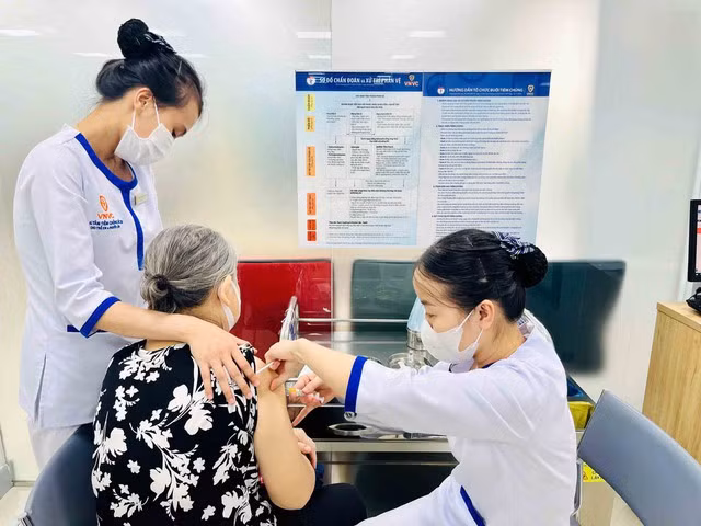 Bộ Y tế khuyến cáo người dân nên đeo khẩu trang nơi đông người, giữ vệ sinh cá nhân và tiêm vaccine. Ảnh: THÚY ANH