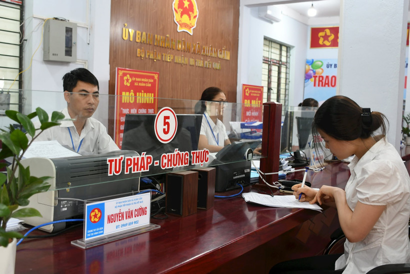 Người dân đến Ủy ban nhân dân xã Xuân Cẩm, huyện Hiệp Hòa (Bắc Giang) thực hiện thủ tục hành chính. Ảnh: VĂN HỌC