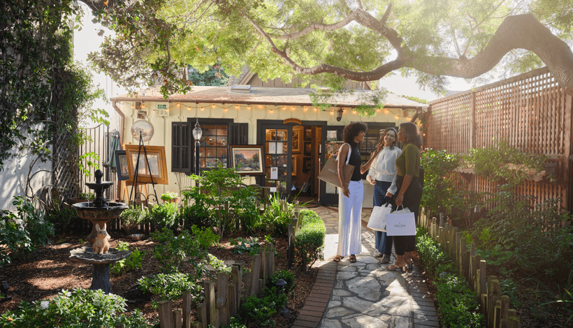 Thị trấn Carmel-by-the-Sea với những ngôi nhà cổ và con đường lát đá cuội gập ghềnh. 