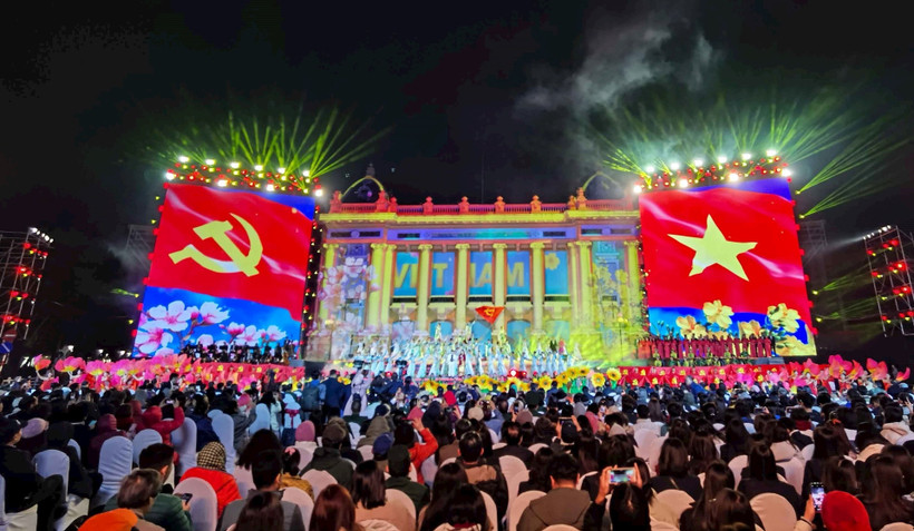 Chương trình nghệ thuật đặc biệt “Mừng Đảng, mừng Xuân, mừng đất nước đổi mới” với chủ đề “95 năm - Ánh sáng soi đường”. Ảnh: TTXVN