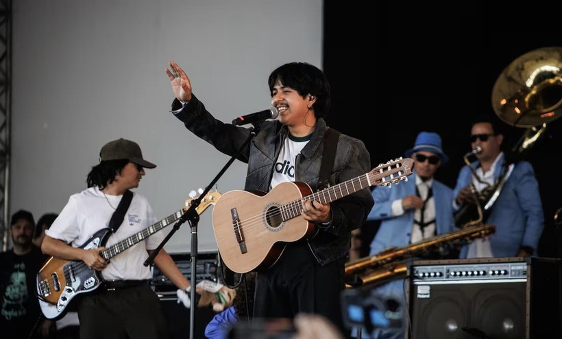 Macario Martinez hát “Suena Lindo, Corazon”