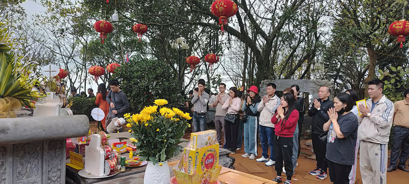 Du khách cầu bình an trên đỉnh Am Tiên, khu di tích Đền Nưa-Am Tiên (Thanh Hóa). Ảnh: VĂN HỌC 