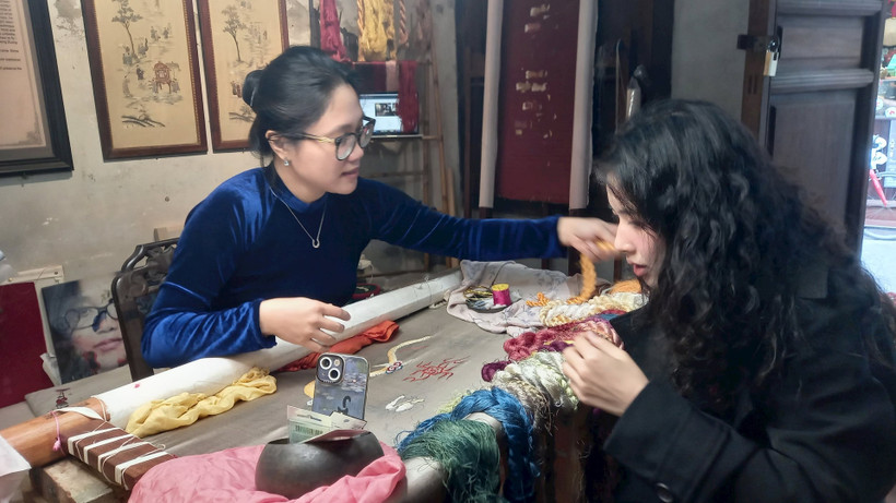 Nghệ sĩ Phạm Ngọc Trâm giới thiệu nét đẹp nghệ thuật thêu truyền thống Việt Nam đến công chúng. 