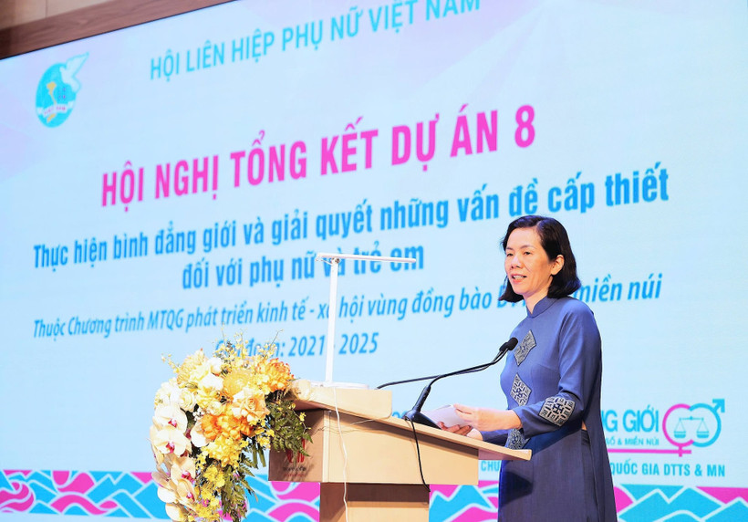 Bà Nguyễn Thị Minh Hương - Phó Chủ tịch Hội Liên hiệp Phụ nữ Việt Nam báo cáo tổng kết, đánh giá kết quả thực hiện Dự án 8 giai đoạn I. 