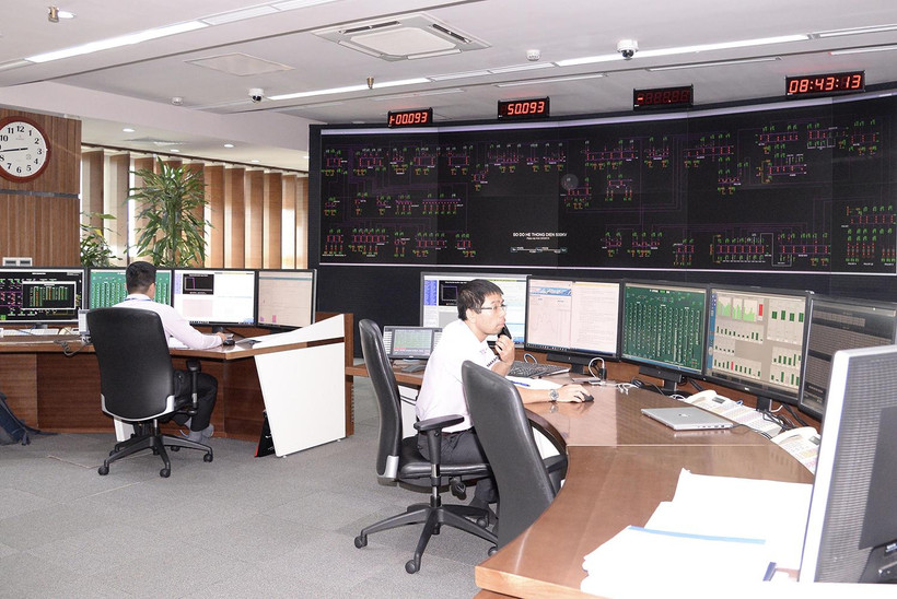 Ứng dụng công nghệ số vào quản lý hoạt động sản xuất, kinh doanh tại Tập đoàn Điện lực Việt Nam. (Ảnh THANH QUÂN)