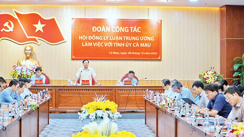 Phó Giáo sư, Tiến sĩ Phạm Văn Linh tại buổi làm việc với Tỉnh ủy Cà Mau.