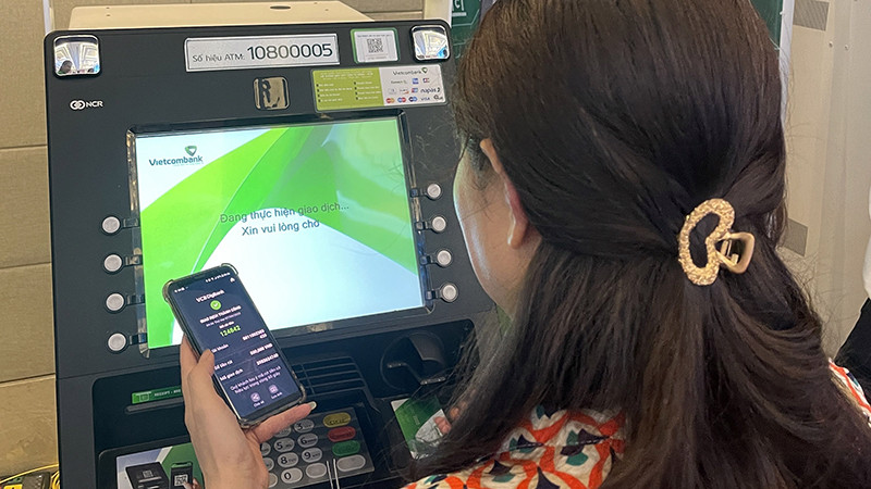 Sẽ xử lý nghiêm trường hợp phòng giao dịch, chi nhánh để ATM thiếu tiền. Trong ảnh: Khách hàng rút tiền tại ATM của Vietcombank.