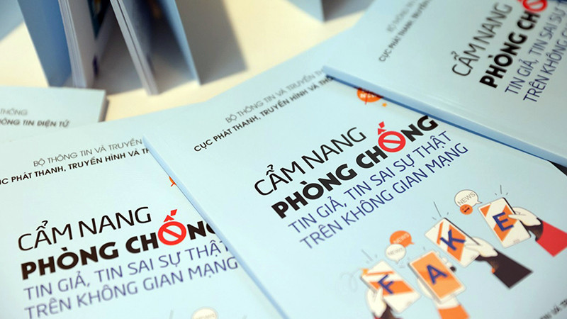 “Cẩm nang phòng chống tin giả, tin sai sự thật trên không gian mạng” được phát hành theo hình thức sách in, sách điện tử. (Ảnh ANH VĂN)