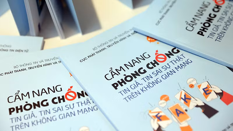 “Cẩm nang phòng chống tin giả, tin sai sự thật trên không gian mạng” được phát hành theo hình thức sách in, sách điện tử. (Ảnh ANH VĂN)
