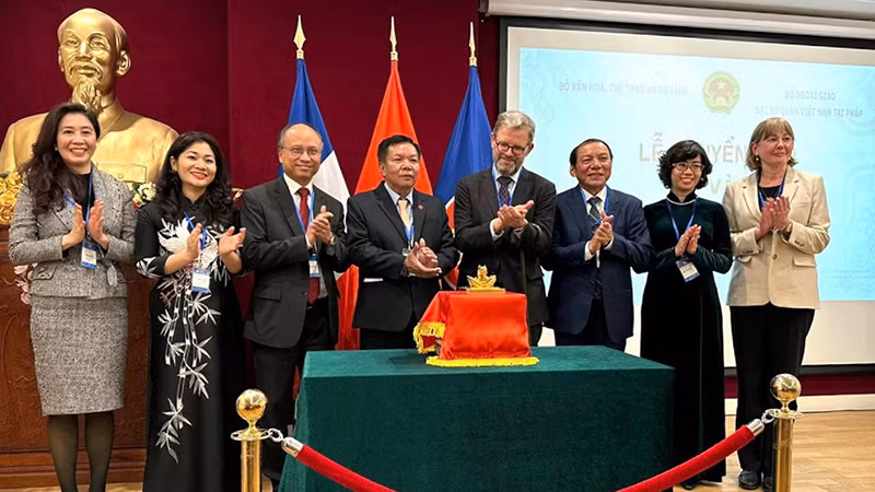 Lễ chuyển giao ấn vàng “Hoàng đế chi bảo” từ Pháp về Việt Nam. (Ảnh Cục Di sản văn hóa cung cấp)