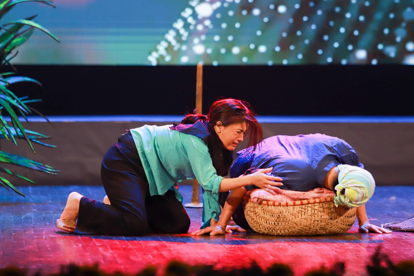 Tiết mục dự thi giành Huy chương vàng Cuộc thi Tài năng diễn viên kịch nói toàn quốc 2023 của nghệ sĩ Nguyễn Thị Thanh Nhàn (nữ, bên trái, Đoàn Kịch nói Hải Phòng). 